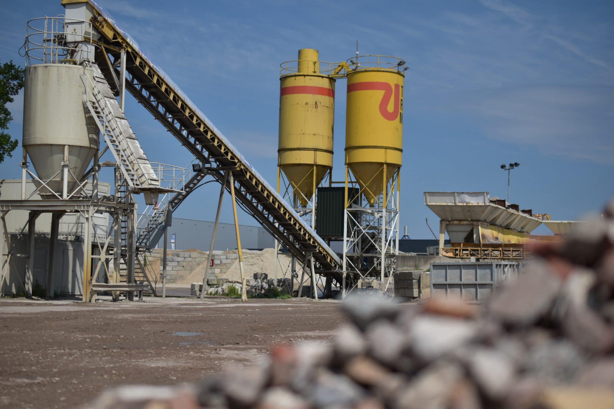 De menger bij de TRM menger voor het produceren van hydrailisch menggranulaat